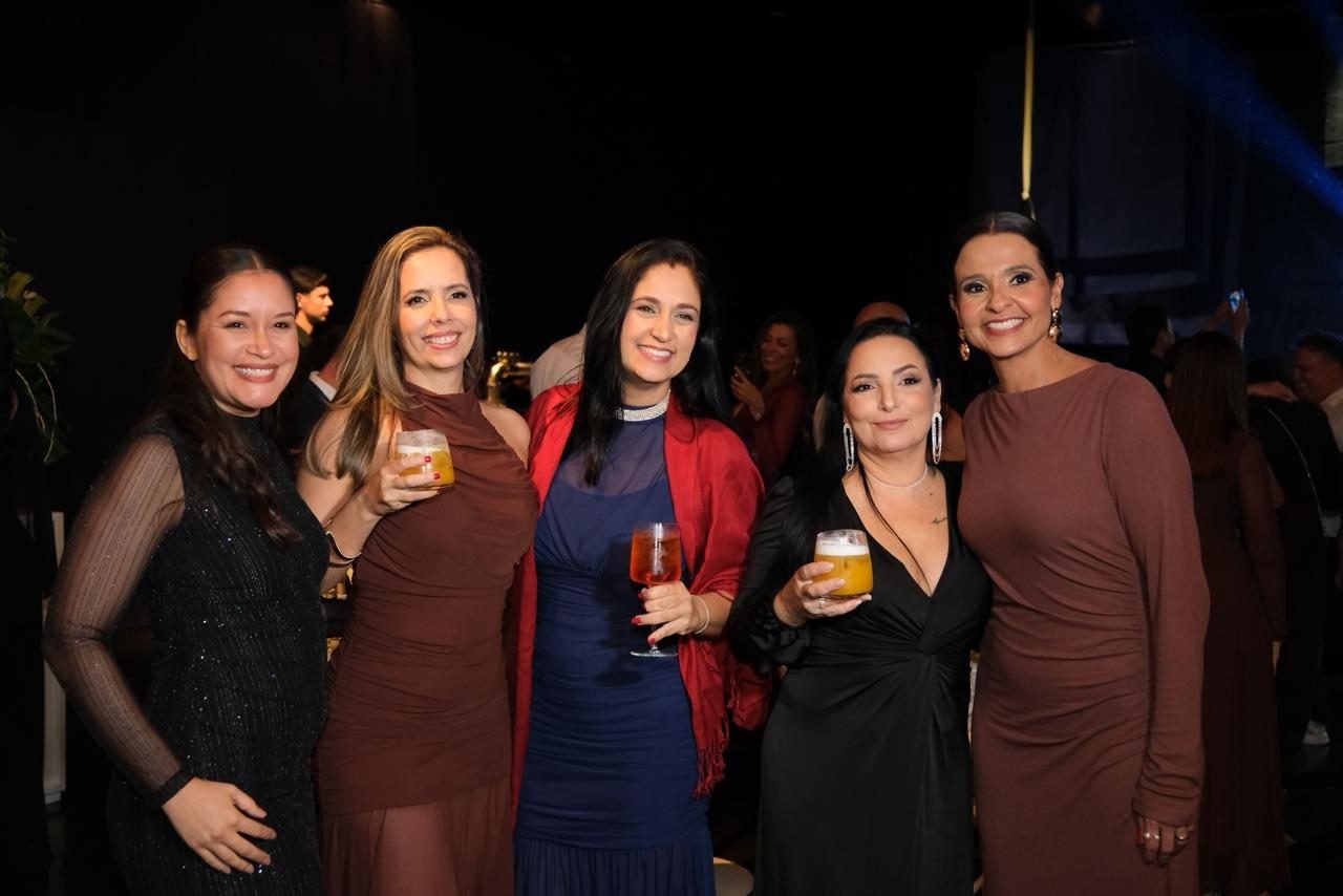 Convidados brindando com drinks da Lúmen
